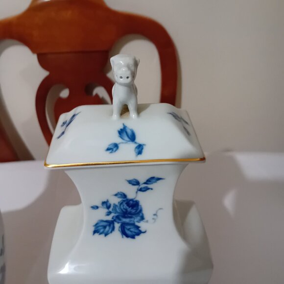 Chinese Blue and White Vista Alegre Portugal Urns - Picture 13 of 15